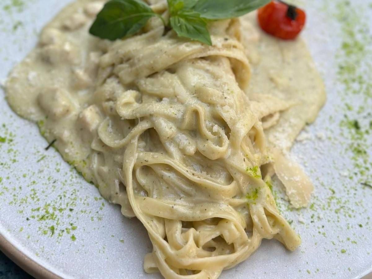 Tagliatelle cu Pui și Pesto